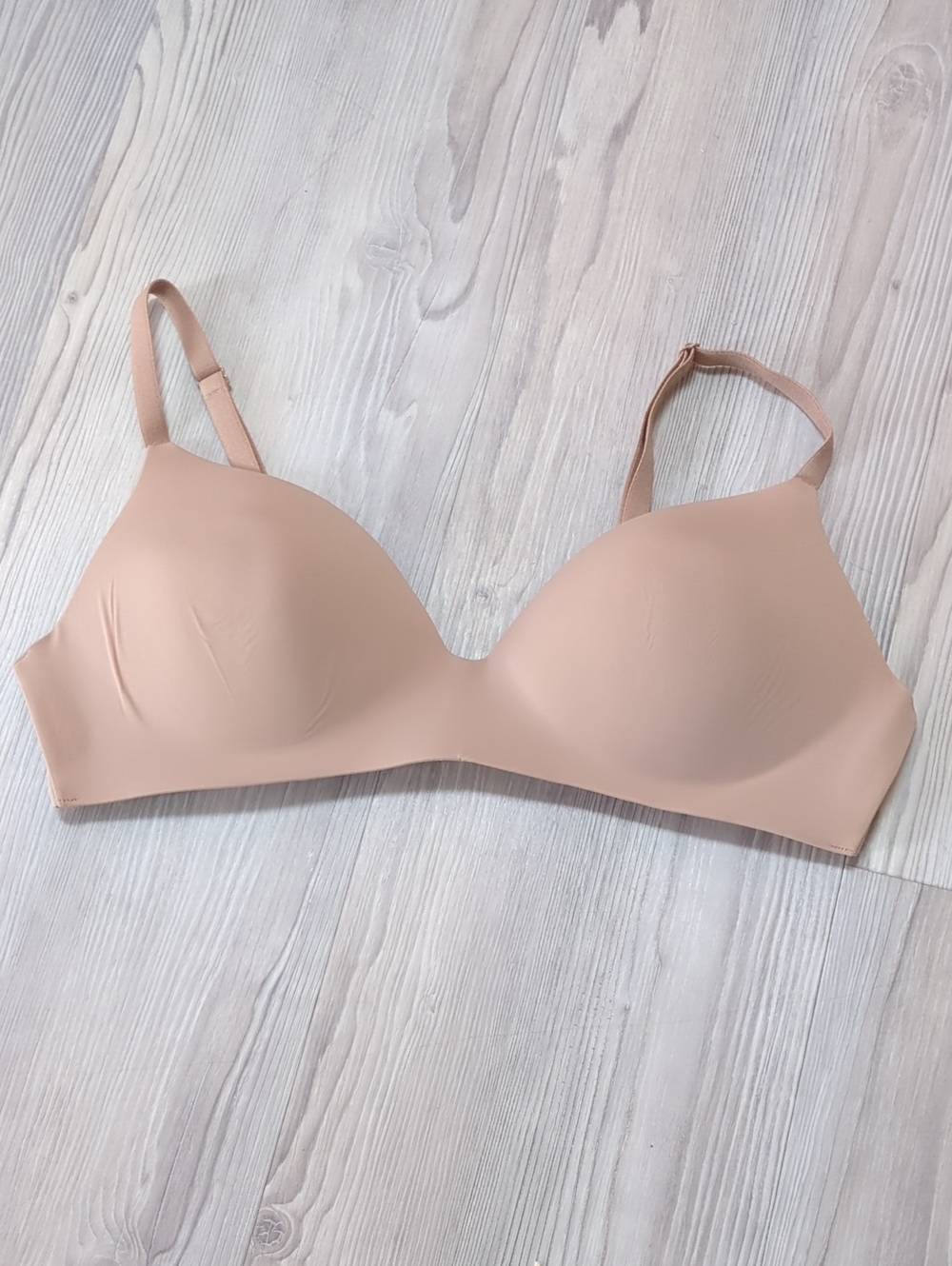 Victoria's Secret Wireless T Shirt Bra 38C Nude Beige Seamless Smooth No Show